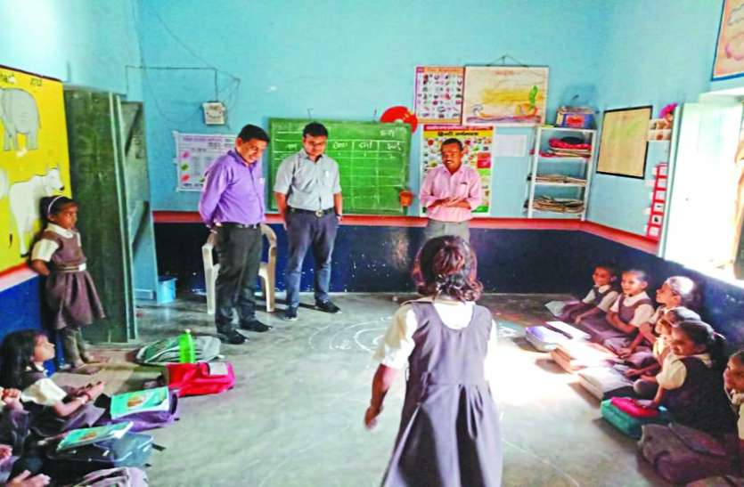 Collector told children 'grammar pronoun' कलेक्टर ने बच्चों को बताया व्याकरण का 'सर्वनाम'