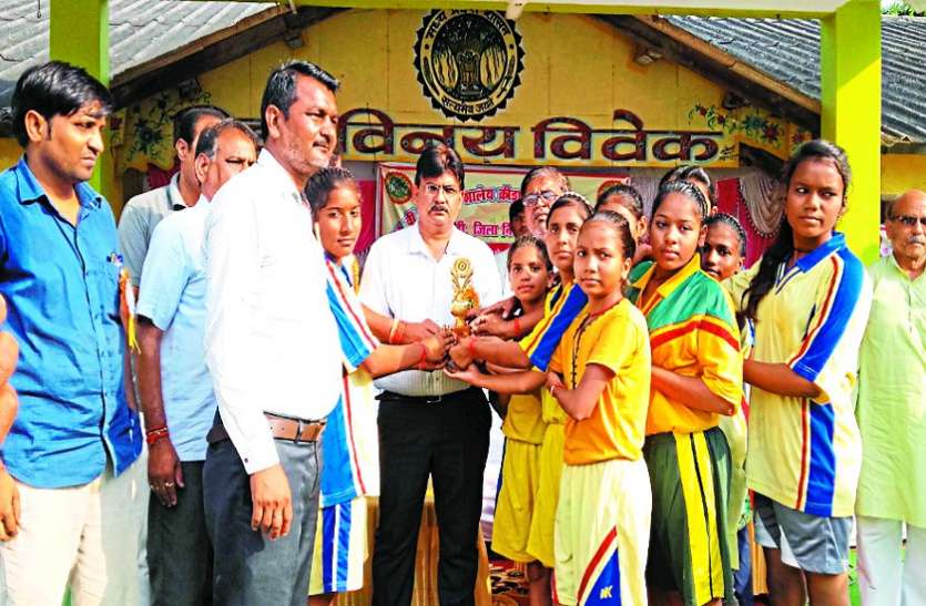 Girls of Niwari boys of Chhatarpur won निवाड़ी की बालिकाओं ने बाजी मारी, छतरपुर के बालक जीते