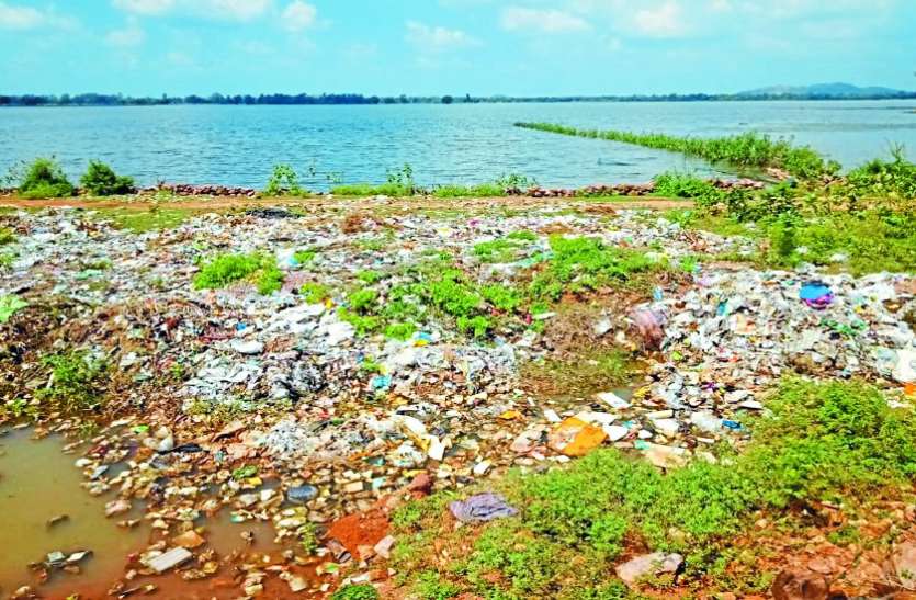 Garbage dumping on the banks of the pond शहर को स्वच्छ कर तालाब किनारे फेक रहे कचरा