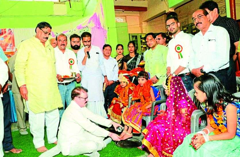 कन्या पूजन कर ली बेटियों के शिक्षण की जिम्मेदारी कन्या पूजन कर ली बेटियों के शिक्षण की जिम्मेदारी