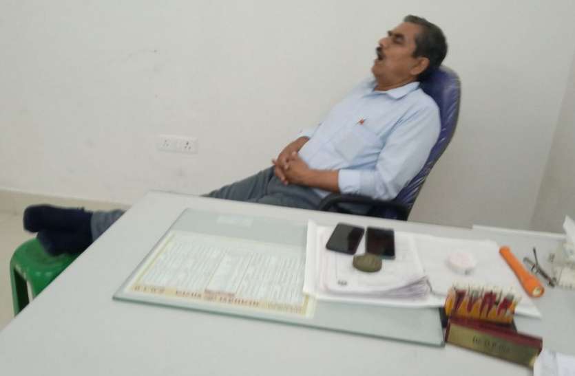 Doctor absent from OPD of Singrauli District Hospital जिला अस्पताल में लापरवाही की इंतहा...ओपीडी से सभी डॉक्टर रहे नदारद, एक खर्राटा भरते मिले