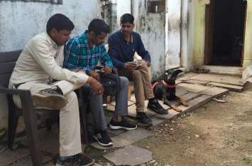 21 lakh stolen from retired teacher's house रिटायर्ड शिक्षक के घर से 21 लाख की चोरी, पुलिस ने दर्ज की सिर्फ 50 हजार की रिपोर्ट