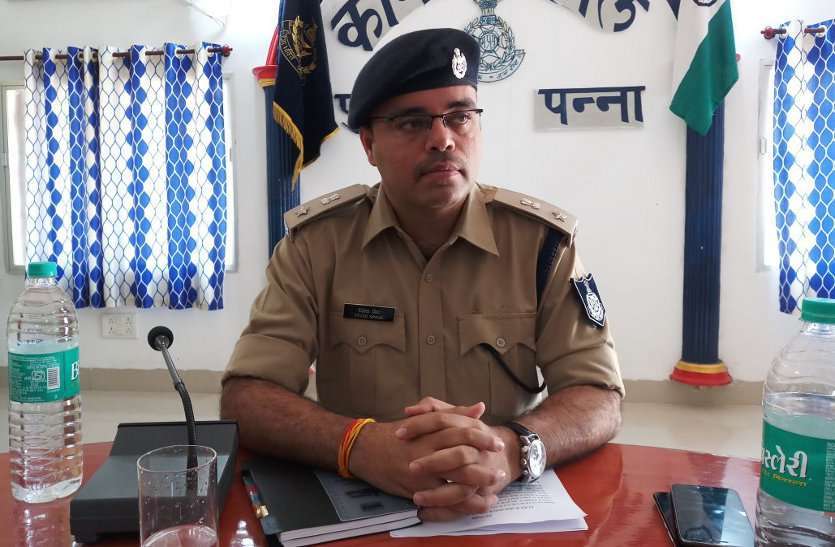 Police remained silent spectator in the deadly attack in front police शहर की जबलपुर नाका पुलिस चौकी के सामने हुए जानलेवा हमले में पुलिस बनी रही मूक दर्शक
