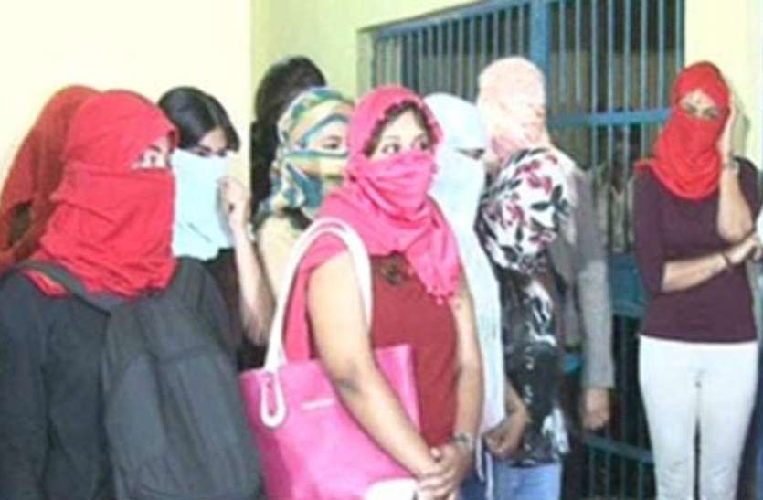 spa-center.jpg स्पा सेंटर में 9 युवकों के साथ आपत्तिजनक हालत में मिली 10 युवतियां, छापा पड़ते ही मची भगदड़