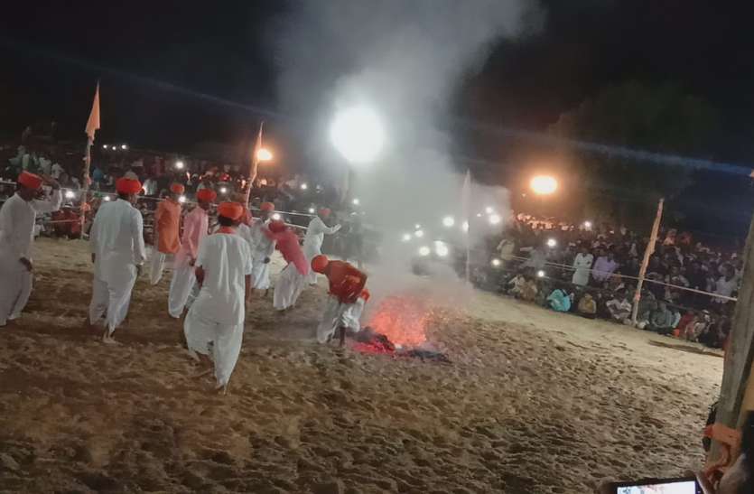Jasnath sampraday fire dance in katriyasar bikaner उमड़ा श्रद्धा का सैलाब, धधकते अंगारों पर थिरके अनुयायी