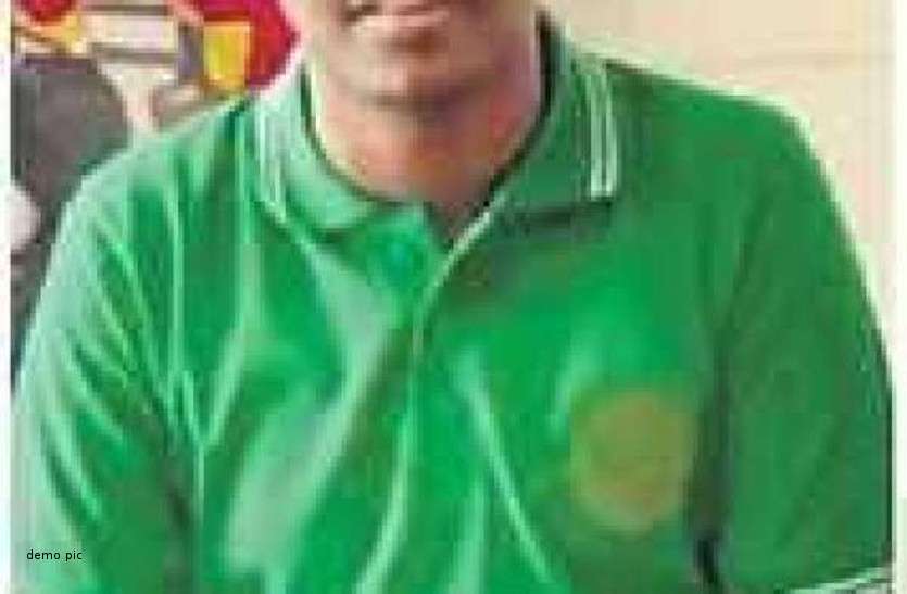 student.jpg कॉपी नहीं लाने पर टीचर ने स्टूडेंट्स से उतरवाया शर्ट, फिर क्लास में करवाया ये काम, भड़का आक्रोश