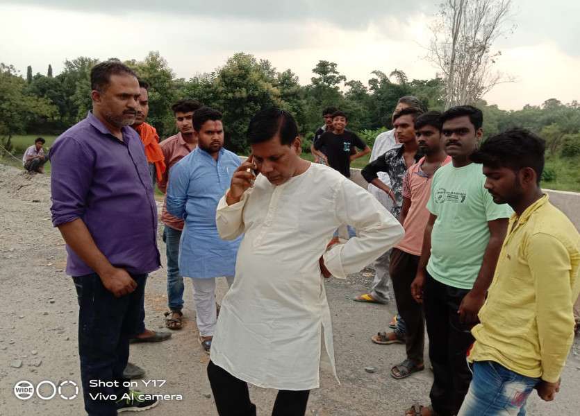 Video: ऑफिसरों की महिलाओं ने की ऐसी बेइज्जती कि शर्म से हो गए पानी-पानी, दोनों हाथ जोड़े खड़े रहे सबके सामने- देखें Video