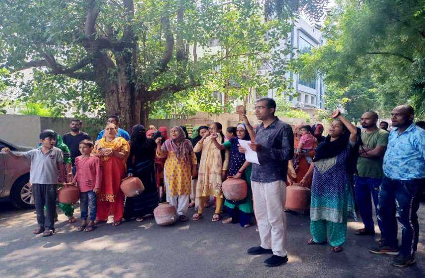 VMC : वडोदरा में छह महीनों से पानी की समस्या, महिलाओं ने मटके फोड़े VMC : वडोदरा में छह महीनों से पानी की समस्या, महिलाओं ने मटके फोड़े