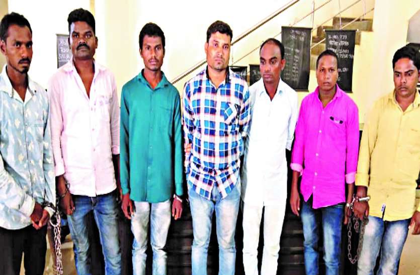 7 arrested for cheating villagers in the name of providing Aadhaar, ration card and pension आधार, राशनकार्ड व पेंशन दिलाने के नाम पर ग्रामीणों को ठगते 7 गिरफ्तार