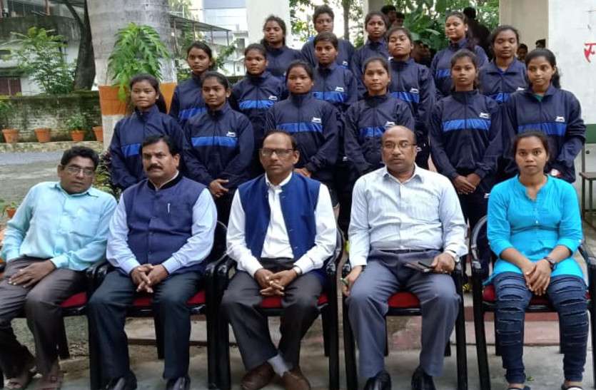 इस विश्वविद्यालय ने महिला-पुरुष खिलाडिय़ों को बिना जूतों के चैंपियन बनने भेजा ओडिशा, नंगे पैर खेलेंगे हमारे खिलाड़ी इस विश्वविद्यालय ने महिला-पुरुष खिलाडिय़ों को बिना जूतों के चैंपियन बनने भेजा ओडिशा, नंगे पैर खेलेंगे हमारे खिलाड़ी