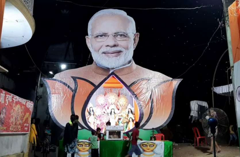 Narendra Modi प्रधानमंत्री मोदी के रंग में रंगा है यह पूजा पंडाल, दूर-दूर से देखने आ रहे लोग