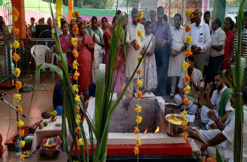 Navratra News; अष्टमी पर हवन-पूजन, मंदिरों में उमड़े श्रद्धालु Navratra News; अष्टमी पर हवन-पूजन, मंदिरों में उमड़े श्रद्धालु