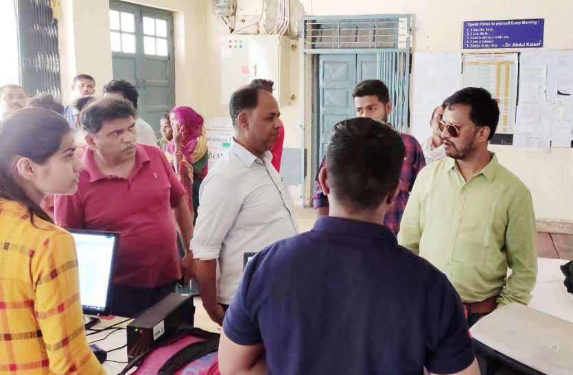 Shahar sarkar aapke dwar in Katni शहर सरकार आपके द्वार: मौके पर निपटाई समस्याएं, लोगों ने ऑनलाइन जमा किया टैक्स