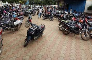 Vehicle parking recovery started in district hospital without tender बिना टेंडर के जिला अस्पताल में शुरू हो गई वाहन पार्किंग वसूली