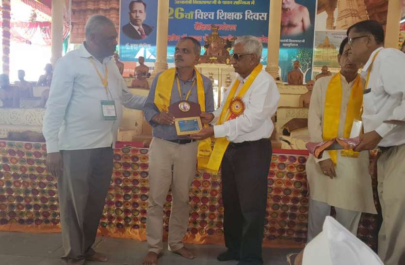 नेमावर हरदा में धनौरा के बीआरसीसी का हुआ सम्मान नेमावर हरदा में धनौरा के बीआरसीसी का हुआ सम्मान