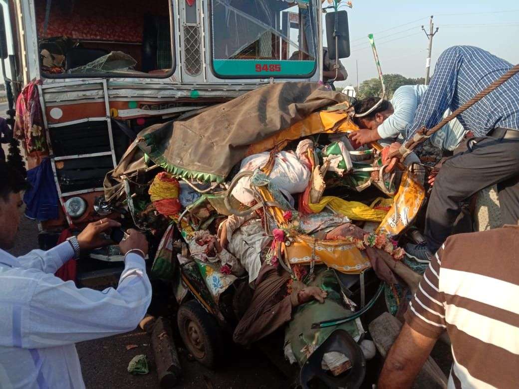 5 killed in truck and auto accident in shivpuri