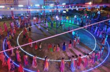 Women perform garba dance at Dandiya Festival डांडिया महोत्सव में महिलाओं ने किया गरबा नृत्य