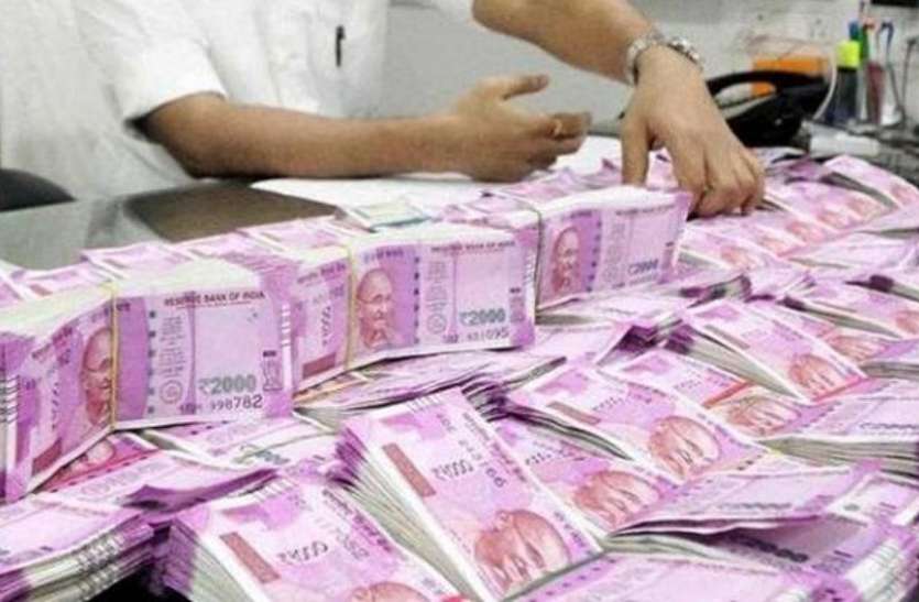 black-money0.jpg Diwali से पहले यूपी के इस जिले के लोगों को बांटे गए 25 करोड़ रुपये, जानिए क्यों