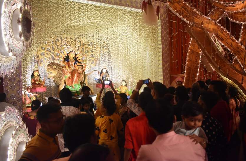 कभी धर्म को अफीम बताया, अब मां दुर्गा की शरण में कभी धर्म को अफीम बताया, अब मां दुर्गा की शरण में