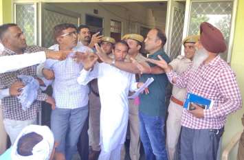 after a dispute with the officials, farmers reached the hanumangarh Co चार बार जांच में अलग बताई नरमे में नमी, अधिकारियों से विवाद के बाद ट्रॉलियां लेकर कलक्ट्रेट पहुंचे किसान