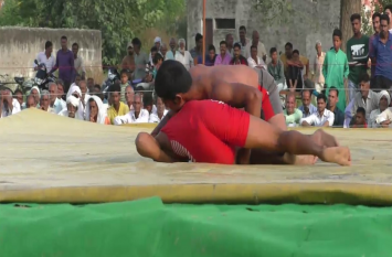 Inter state Dangal started in Hapur यूपी के इस जिले में हुए अंतरराज्यीय दंगल में दिखा हैरतअंगेज नजारा, देखें वीडियो