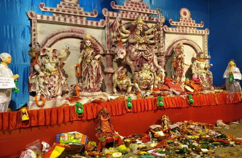 अब लालू गरीबों के मसीहा और राबड़ी दिखी राजमाता के भेष में दुर्गा पूजा पंडाल में लालू-राबड़ी का दिखाया ऐसा भेष, संघ-राजद समर्थक आमने-सामने