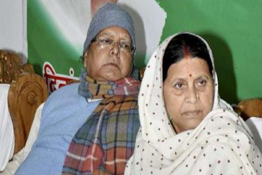 अब लालू गरीबों के मसीहा और राबड़ी दिखी राजमाता के भेष में