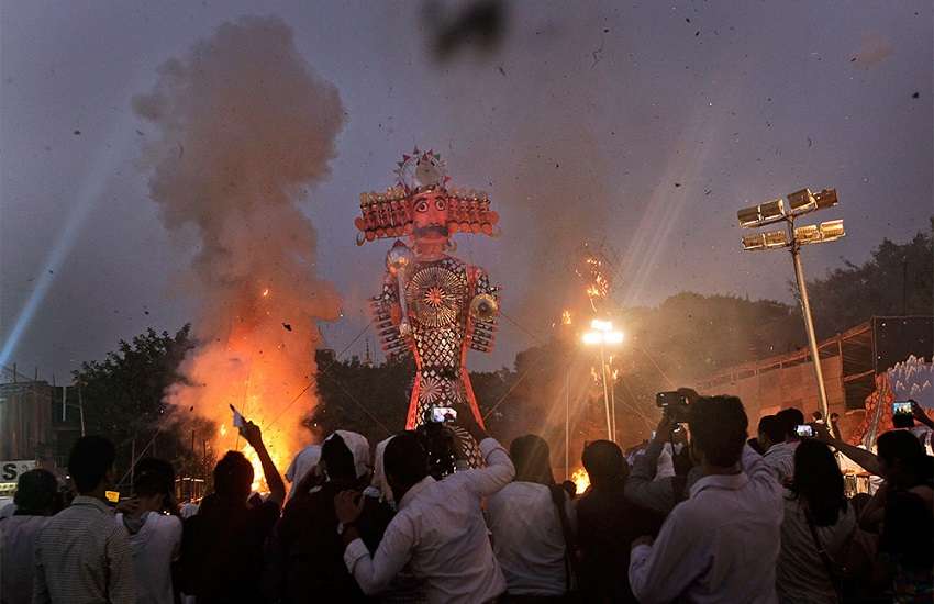 Dussehra: गली-गली जलेगा रावण, जानिए मुहूर्त और मान्यताएं