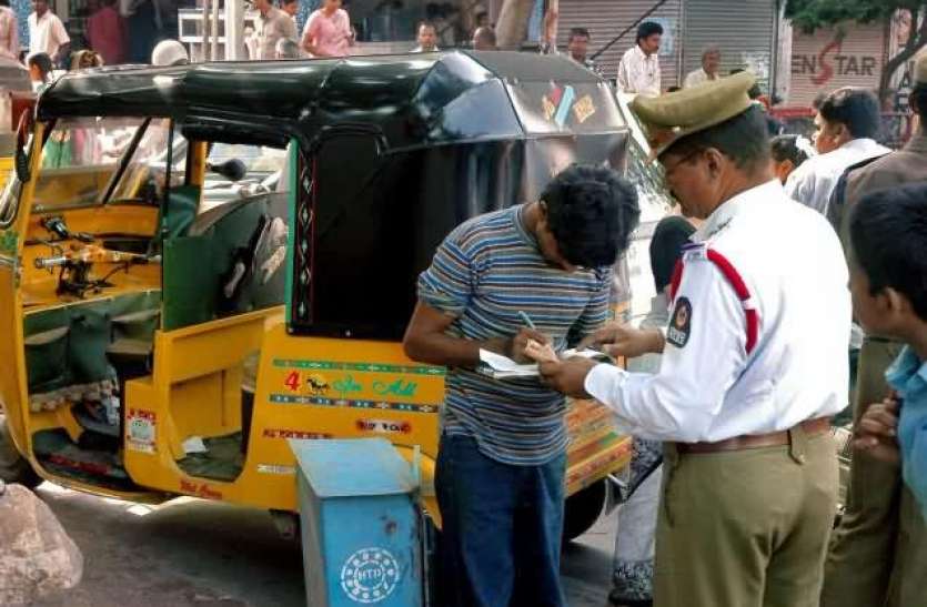 road-offences-fines.jpg दिल्ली: रेड लाइट जंप करने पर ऑटो ड्राइवर का कटा चालान, परिवार संग सड़क पर बैठकर लगाया जाम