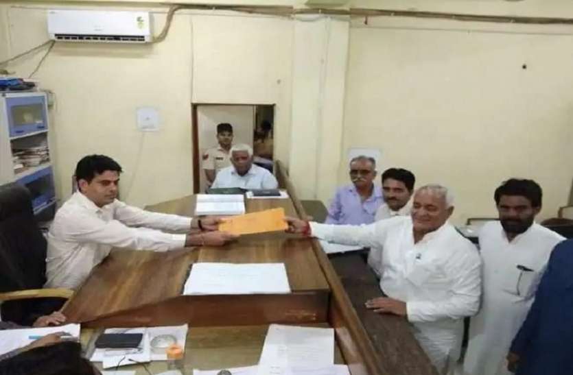 विधायक रणधीर ने कहा, पिता की तरह मतदाताओं को दबा कुचला समझते हैं राव इंद्रजीत विधायक रणधीर ने कहा, पिता की तरह मतदाताओं को दबा कुचला समझते हैं राव इंद्रजीत