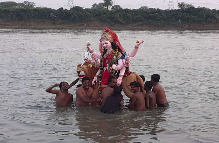 हवन पूजन और भंडारों के साथ हुई आदि शक्ति की विदाई हवन पूजन और भंडारों के साथ हुई आदि शक्ति की विदाई