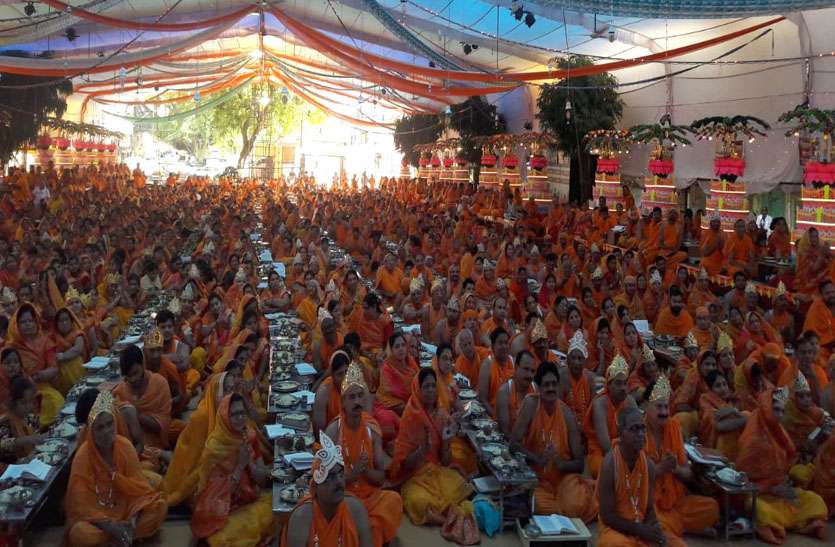 64 रिद्धि मंत्रों के साथ की गई रिद्धिधारी मुनिराजों की आराधना 64 रिद्धि मंत्रों के साथ की गई रिद्धिधारी मुनिराजों की आराधना