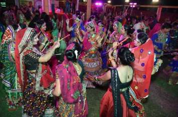 Tortured dandiya, people shrieked fiercely खनकाए डांडिया, जमकर थिरके लोग