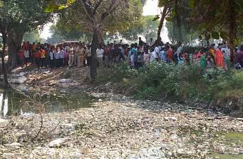 Dead body found in frying तलाई में मिला वृद्धा का शव