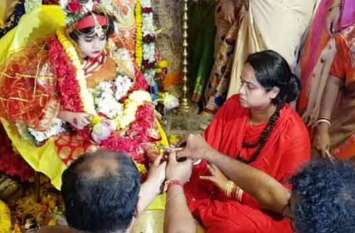 a family worships a muslim girl fatima for durga puja नवमी पर इस परिवार ने की मिसाल कायम, मुस्लिम लड़की को मां दुर्गा का रूप मानकर किया कन्या पूजन