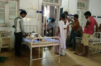 One killed, four injured in road accident कुत्ते को बचाने के फेर में पलटा ऑटो, एक की मौत, चार घायल