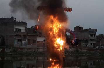 Ravana dahan on Pond in Up chandauli यूपी के चंदौली में तालाब में तैरते 40 फीट ऊंचे रावण का किया गया दहन, देखें वीडियो