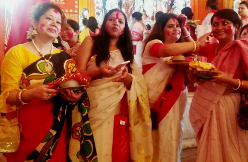 sindur_khela.jpg नवरात्रि के 10वें दिन महिलाएं खेलती हैं सिंदूर खेला, जानें क्यों
