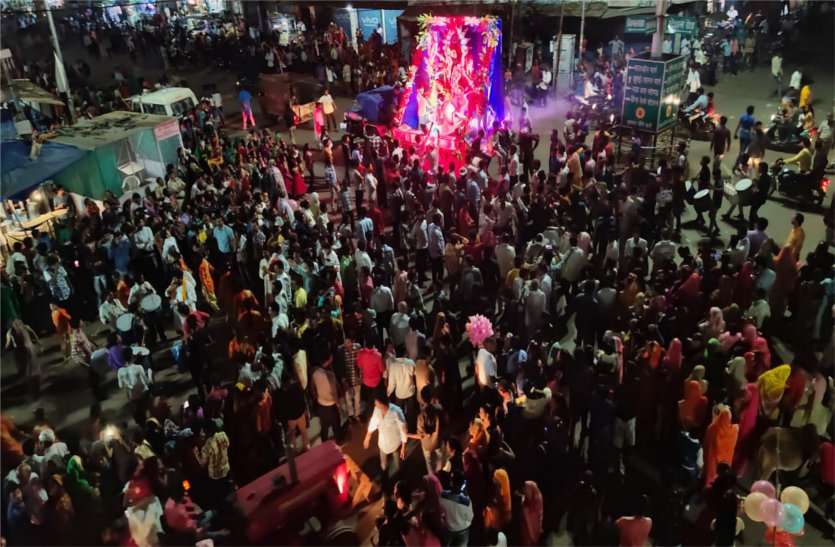 mmersion of mother goddess statue till late night देर रात तक हुआ मां देवी की प्रतिमा का विसर्जन, पढ़ें खबर