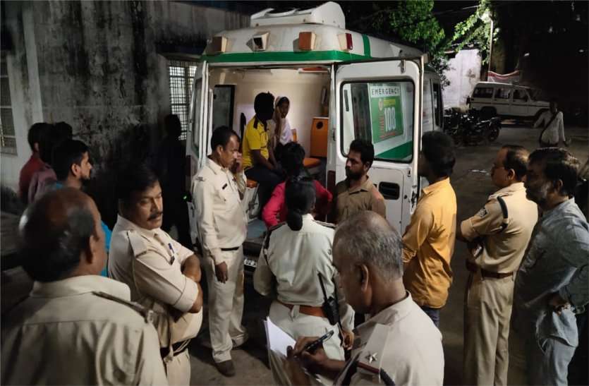 Fourteen-year-old child who came to see the tableau stabbed the knife, the district hospital referrer in critical condition video: झांकी देखने आए चौदह साल के बच्चे को मारा चाकू, गंभीर हालत में जिला अस्पताल रेफर, पढ़ें खबर
