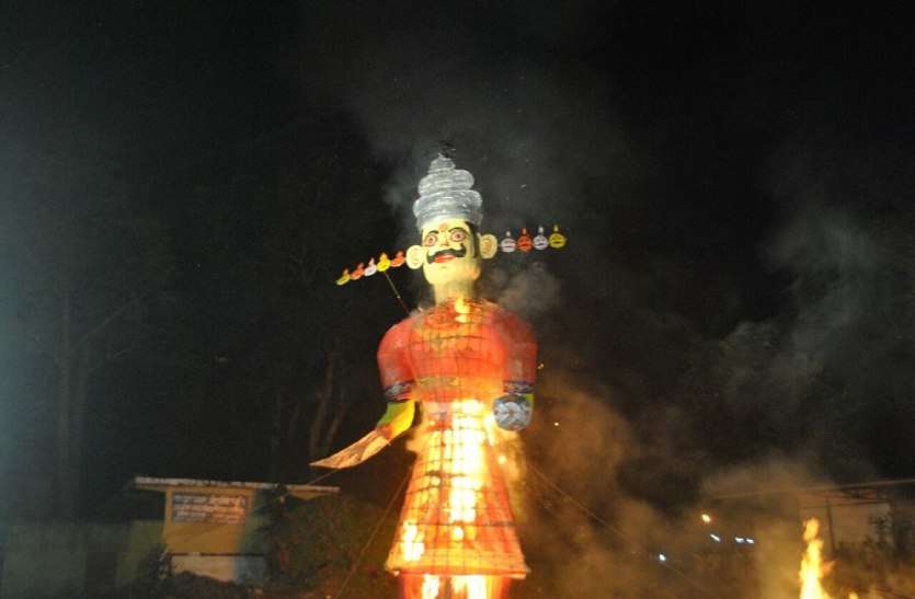 सामाजिक बुराइयों से लडऩे का संकल्प लेकर रावण का अंत सामाजिक बुराइयों से लडऩे का संकल्प लेकर रावण का अंत, देखें वीडियो