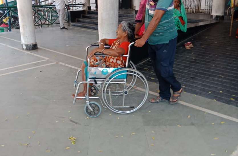Patients seeking treatment in IPD are struggling seeking Translations आईपीडी में उपचार लेने मरीज कर रहे मशक्कत