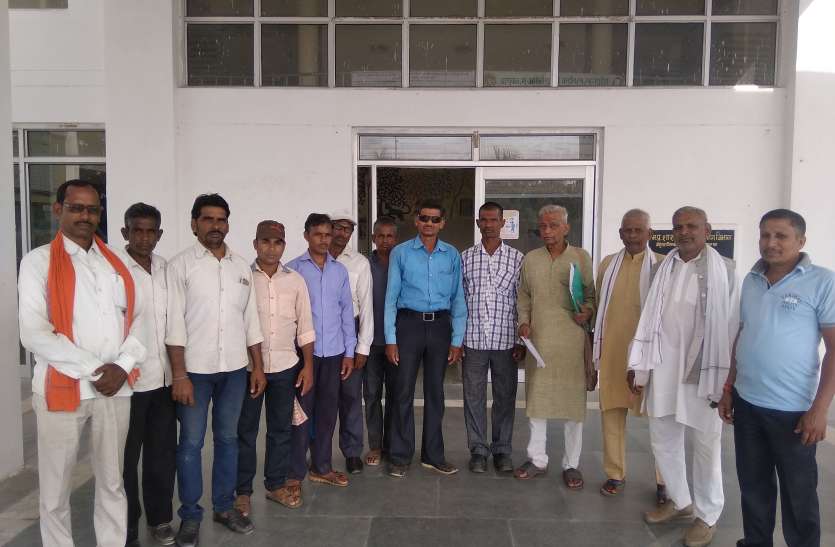 Farmers submit memorandum to collector about damage to crops due to ex अति वर्षा से हुए फसलों को नुकसान को लेकर किसानों ने कलेक्टर को सौंपा ज्ञापन