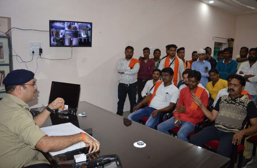 Dashahra Chal Samaroh damoh Ramdal protest again akhada jabti दशहरा चल समारोह: रामदल के अस्त्र-शस्त्र जब्ती पर जताया हिंदू संगठनों ने रोष