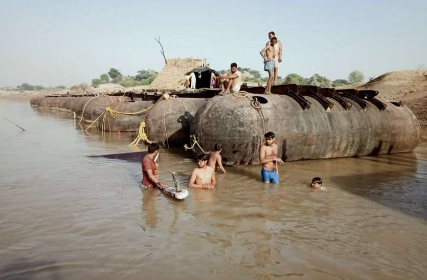 steamer on chambal आधी रात को स्टीमर से कूदकर क्यों भागे कर्मचारी