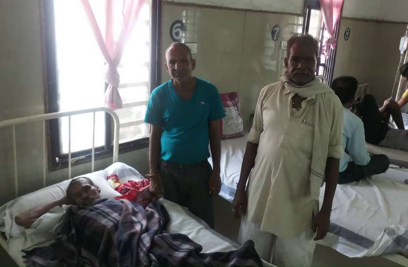Old age home - Rashi is not getting treatment due to not getting the amount on time. वृद्धाश्रम - राशि समय पर नहीं मिलने से इलाज भी नहीं हो पा रहा नसीब