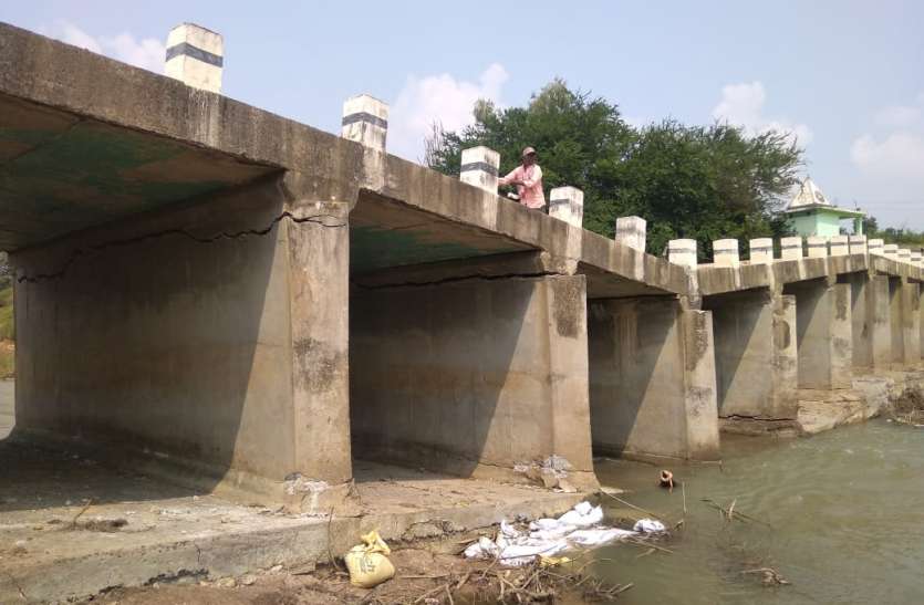 1.27 crore bridge found without strong base in river stream, bridge ba नदी की धार में बिना मजबूत बेस ढूढें ढाल दिया 1.27 करोड़ का पुल, पानी के बहाव में कटा पुल का बेस
