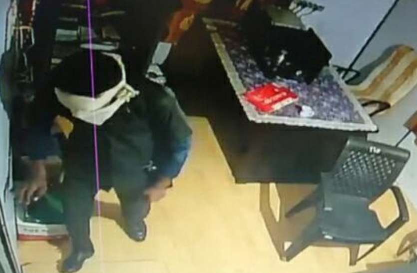 Toll plazas millions stolen, watchman mastermind टोल प्लाजा में लाखों रुपए चोरी, चौकीदार निकला मास्टरमाइंड
