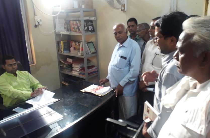 एसडीएम से बोले लोग-16 तक काम चालू करवाओ, नहीं तो उतरेंगे सड़क पर एसडीएम से बोले लोग-16 तक काम चालू करवाओ, नहीं तो उतरेंगे सड़क पर