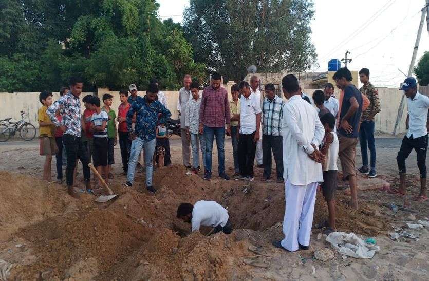 गोवंश को दफनाने को लेकर विवाद गोवंश को दफनाने को लेकर विवाद